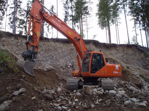 Keskisuuret kuokkakaivukoneet kykenevät 4,5 6,0m ja suuret koneet 5,5 7,0m syvyyteen.