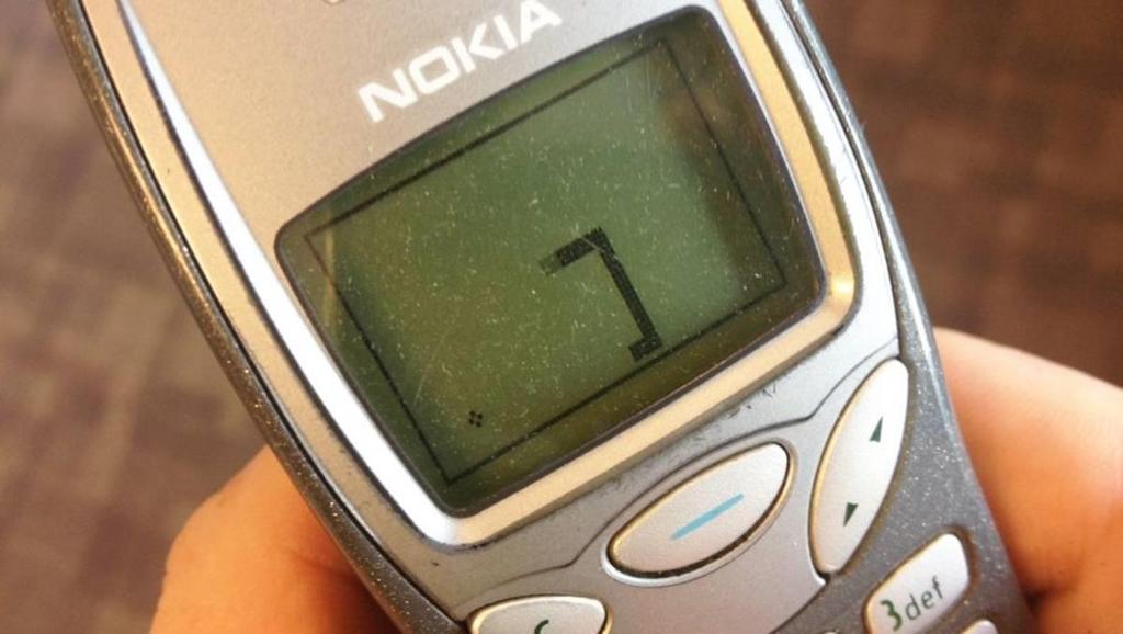3 Kuva 1. Matopeli. (Pelkonen 2015.) Mobiilipelaaminen kehittyi vuonna 1997 huimasti eteenpäin, kun Nokia julkaisi 6110-matkapuhelimen, joka sisälsi Snake-pelin.