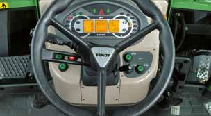 Ohjaat moottorin käyntinopeusmuistia, vakionopeutta ja traktorinhallintajärjestelmää (TMS) selkeän näppäinpaneelin avulla.