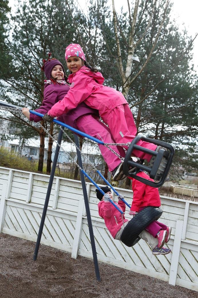 Ulkoleikit liikuttavat lasta luonnostaan Meillä aikuisilla on vastuu siitä, ettei lapsi vietä liikaa aikaa istuen Innosta lasta toimintaan, jossa liike ja paikallaanolo vaihtelevat luonnollisesti