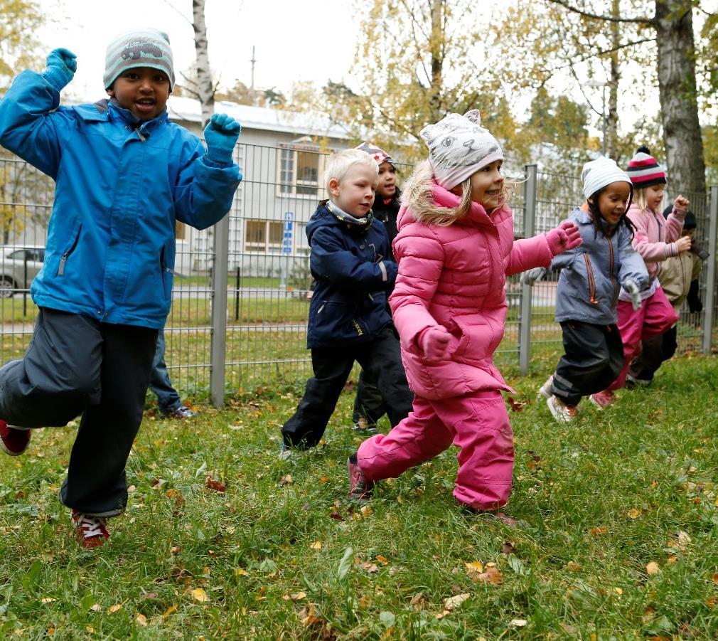 Kaverit mukaan liikkumaan Jos liikkeellelähtö takkuilee, niin sovi leikkija liikuntatreffit ystäväperheen, kummien tai isovanhempien