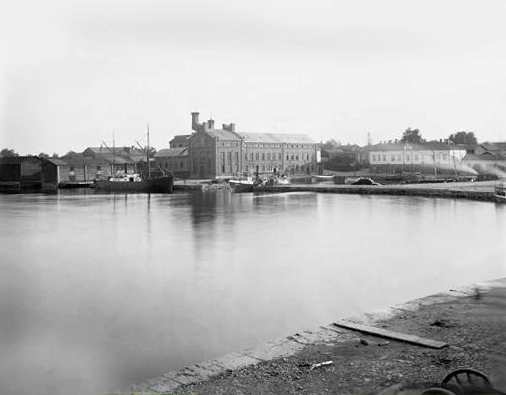 Valokuva satama-alueesta 1800-luvun loppupuolella kuvattuna (kuva Kuopion kulttuurihistoriallisen museon kuva-arkistosta) TIETOJA HENKI- JA MAAKIRJOISTA Johan ja Henders Wainikainen perheineen