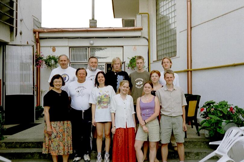 Solmu 3/2001 19 san kielitaitoni on melko olematon ja englantia eivät opettajista osanneet juuri muut kuin István Hortobágyi ja András Ambrus sekä englanninopettajat (jotka kaikki parhaansa mukaan