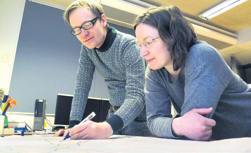 Ideoita ja intressejä, valtaa ja vastuuta 15 Vaikka tietokoneella tehdään paljon, yleiskaavatyö kuitenkin lähtee luonnoksen käsin piirtämisestä, ajatuksen ja viivan suhteesta.