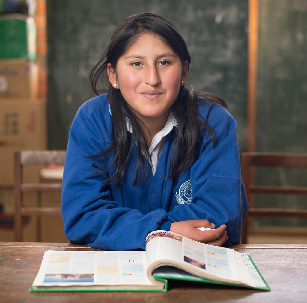 2016 Bolivialainen Liseth auttaa koulun jälkeen tekemään ruokaa, jota äiti myy kadulla.