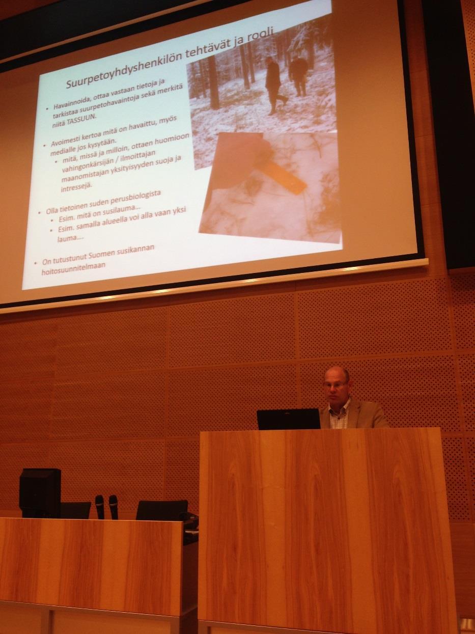 Kuva 5. Jörgen Hermansson kertoo suurpetoyhdyshenkilöiden tehtävistä ja rooleista. Kuva: Antti Rinne Metsästyskoirien suojaaminen susilta -infotilaisuus 21.9.