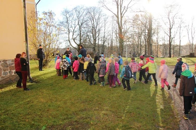 Seurakuntatyön maksut Rippikoulumaksut hinta koko leiriltä Päivärippikoulu 0 Leiririppikoulu Riuttaranta 100 Erityisrippikoulut muualla kuin Riuttarannassa, hinnat harkitaan erikseen