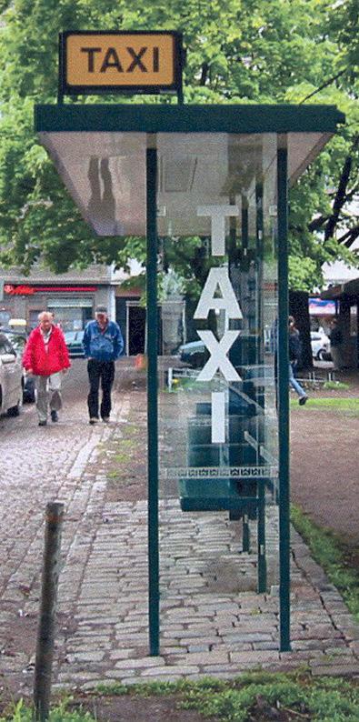Tätä taulua kutsutaan nimellä jalankulkuopastaulu, silloin kun siihen on liitetty turisteja palveleva Helsingin opaskartta.