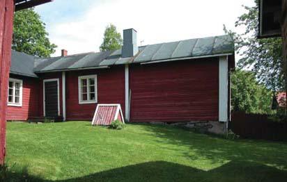 Rakennukset ovat rajanneet tontin keskelle pihatilan.