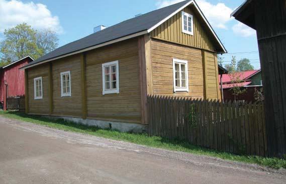 Tontti on vahvasti rajattu kadulta joko rakennuksin tai säleaidalla.