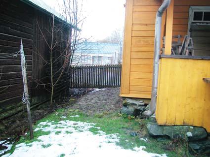 asuinrakennuksen välistä on poistettu ulkorakennus.
