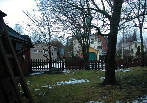 Aiemmin tonttien välinen raja on ollut kokonaan rajattu ulkorakennuksella.