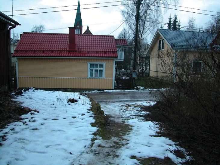 kasvanut ja puutarhan pienentynyt. Kallioisen tontin rinteellä kasvaa alueelle tyypillisiä kalliokasveja.