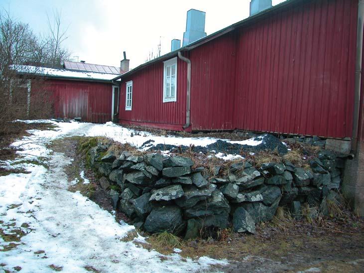 Vähäinen kasvillisuus on melko nuorta ja sijoittunut leveähkösti kulkuväylän molemmille puolille. Etupäässä tontilla kasvaa koristepensaita ja muutamia yksittäispuita.