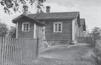 Kalliomäen asuinalueelle ovat tyypillisiä pienet tontit (460-700 m2) ja vehreät pihapiirit. Tontit ovat yleensä kooltaan noin 650 m2.