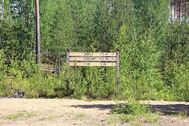 Hieman sotkuinen paikka lähelle pääsee autolla, laavu,