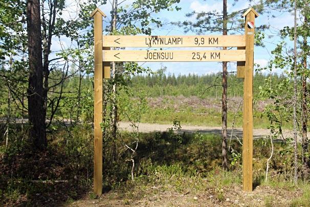 hiekkatien risteykseen, jossa viitat Lykynlampi 9,9km ja Joensuu 25,4km