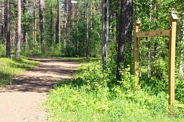 Sen parkkipaikan toisessa päässä on viitta Laavu