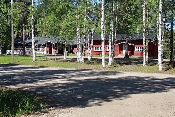 kohdalla käännös vasemmalle vie parkkipaikalle,