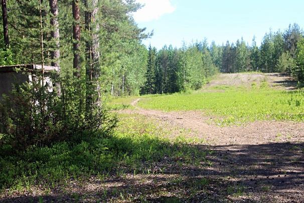 Reitti ylittää WC:iden kohdalla latupohjan, kulkee