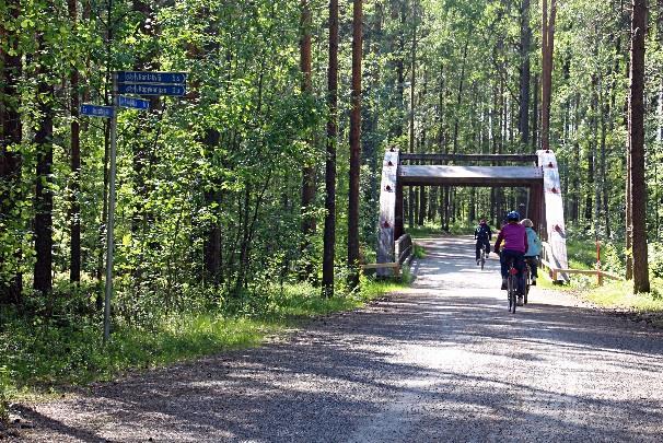 Tie nousee ylittääkseen ulkoilureitin, ennen ylitystä on