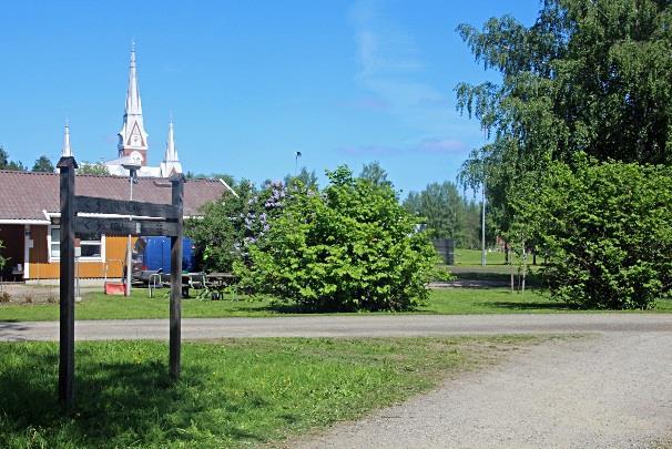 rantapolulle, joka ylittää pienen sillan.