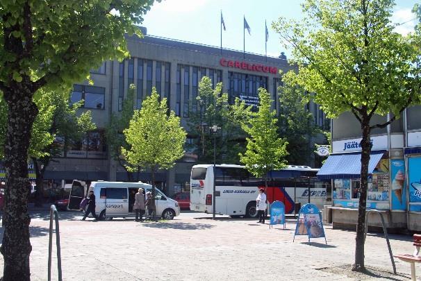 Torilta on lyhyt matka linja-auto- sekä rautatieasemille.