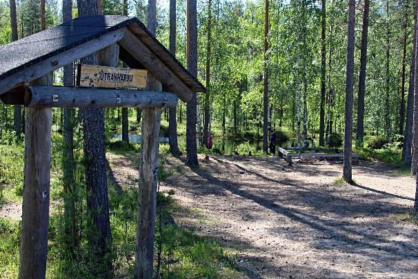 Sitä ennen toinen poikkitie oikealle nousee hiekkaiseen mäkeen ja