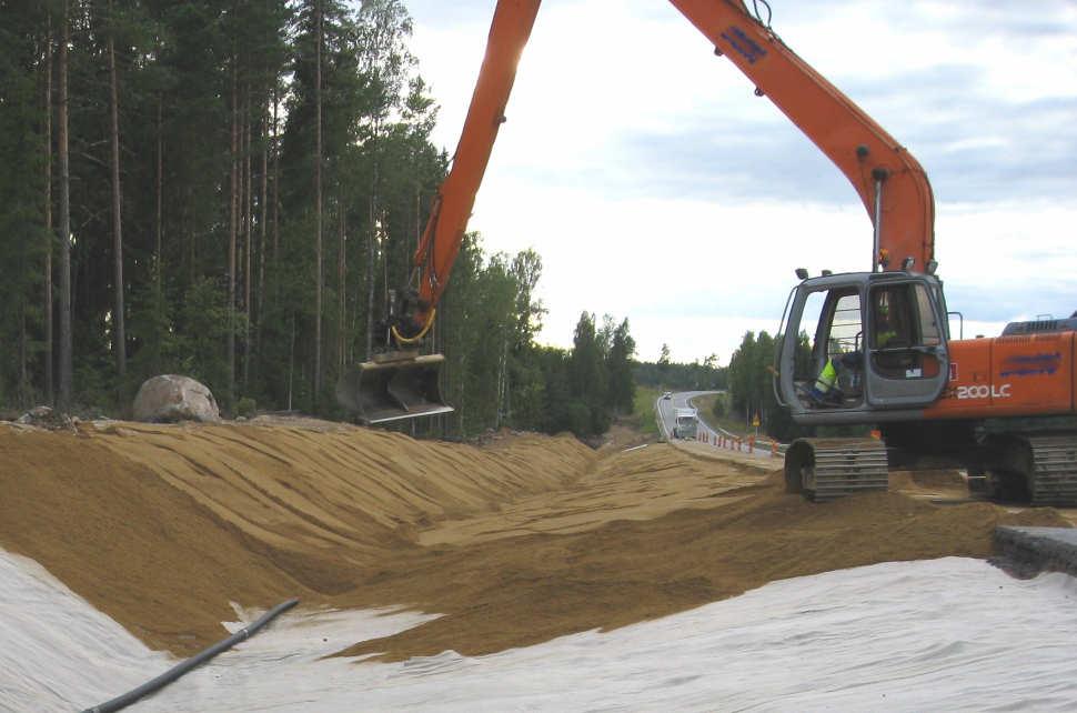 Juho-Ville Koskimaa OPINNÄYTETYÖ 35 (49) Kuva 14 Pitkäpuominen kaivinkone bentoniittimattoa peittämässä.