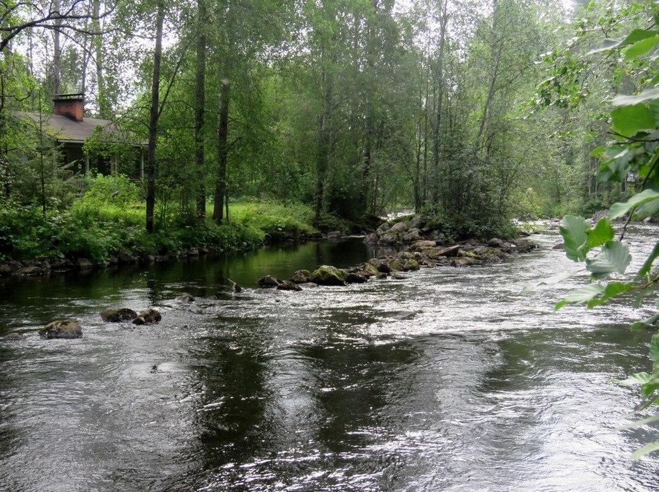 15 m pitkä joen suuntainen kivinen johdinaita, jonka eteläpäässä laajempi kivialusta (noin 6 x 4 m, korkeus vedenpinnasta 0,9 m), sen ja rannan välissä on