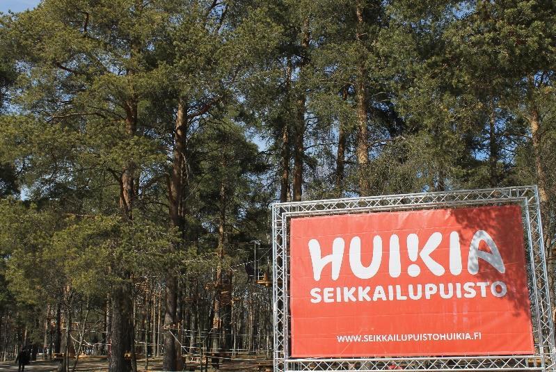 Seikkailupuisto Huikia on ulos puiden lomiin rakennettu köysipuisto.