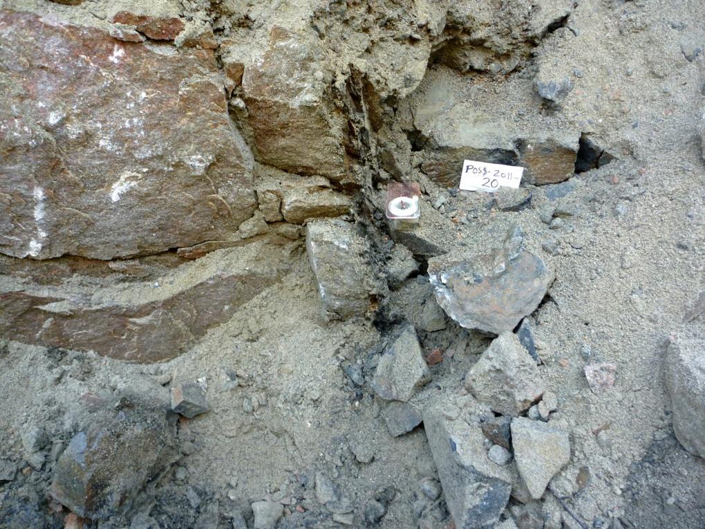 GEOLOGIAN TUTKIMUSKESKUS 2551017 HANKERAPORTTI 114 Niissä montuissa, missä kallioperä tavoitettiin, kallio oli yleensä kovaa tai lohkeilevaa.