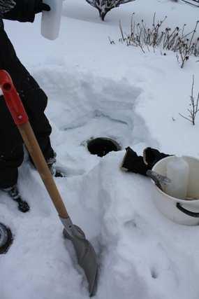 Kuva 2. Maanpinnan tasalla oleva näytteenottokaivo on vaikea löytää. Kuva 3. Näytteenottokaivo tulee merkitä selvästi, jotta tiedetään oikea näytteenottokohta.