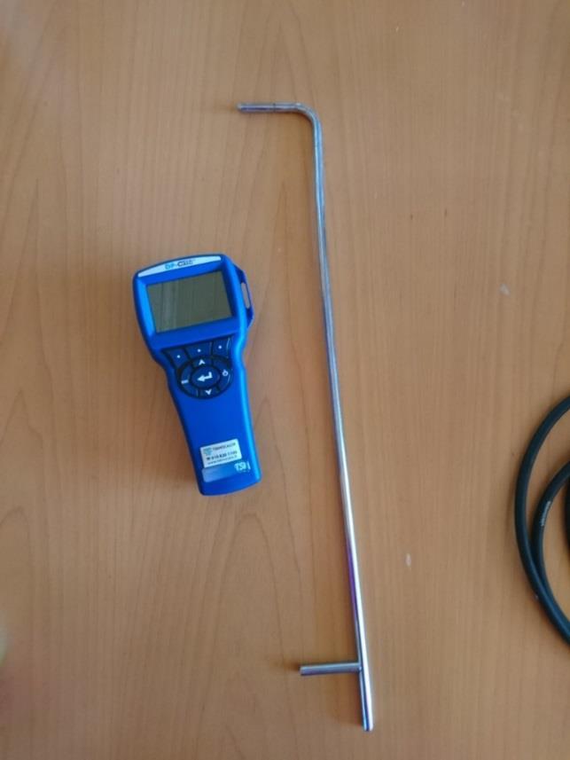 20 KUVA 13. Pitot-putki ja Dp-CALC5825 -mikromanometri Kuvassa 13 esiintyvällä Dp-CALC5825 mittarilla mittasin sekä virtausnopeuden että tilavuusvirran.