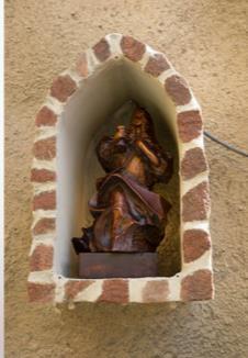 24 ja siunasi tunnelin suun pyhällä vedellä. Lisäksi siunattiin Pyhän Barbaran patsas joka asetettiin tunnelin suulle sille erikseen valettuun alttariin (Kuva 1).