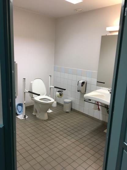 WC-istuimessa istuttaessa on vasemmalla puolella vapaata tilaa vai 50 cm. WC istuimen toisella puolella on tilaa runsas metri. Vapaata tilaa tulee olla molemmilla puolilla 80 cm.