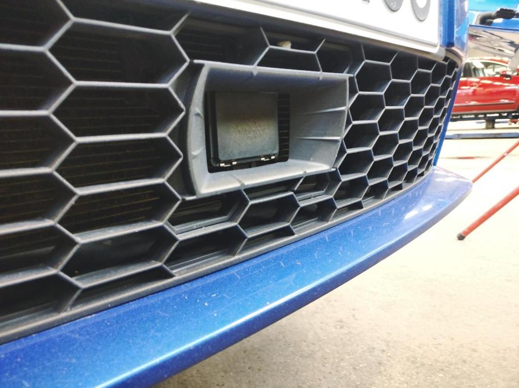 6 Kuva 2. Skoda Octavian etäisyystunnistin Autokeskus Oy Konalan toimipisteessä toimivat vauriokorjauksen ohella useat merkkihuollot ja monimerkkihuolto.