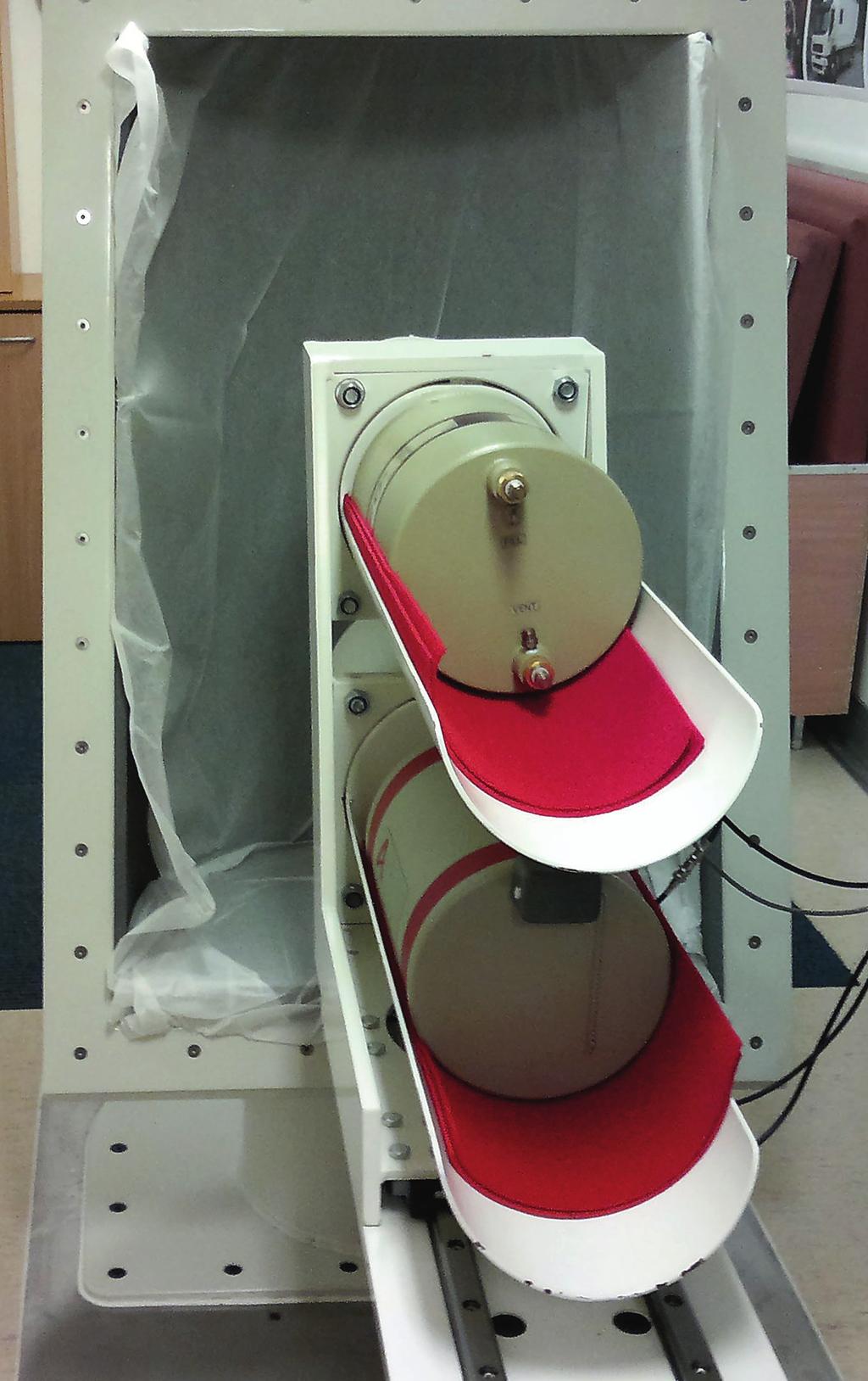 Liikkuvan laboratorion taustasuoja ja ilmaisimet. Bild 10.1b. Bakgrundsskyddet och detektorerna i det mobila laboratoriet. Fig.