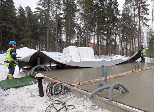 valun lämpösuojaaminen kylmissä oloissa eristepeitteillä valua vasten, jonka jälkeen levitetään suojapeite, kuten kuvassa 3 tehdään KUVA 3. Lattiavalun lämpösuojaaminen käynnissä (8, s.