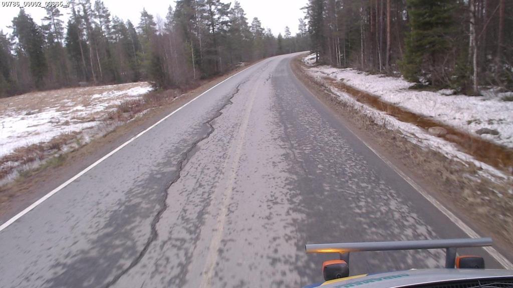 KUVA 5. Tiellä olevaa pituushalkeamaa Poikittaishalkeamat syntyvät usein talvella.