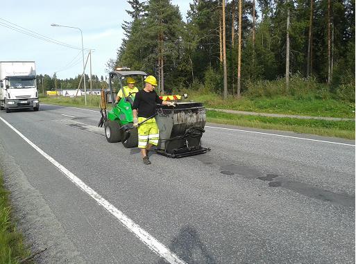 KUVA 15. KT-valuasfalttipaikan levitys Valuasfalttipaikkauksen etuna on sen soveltuvuus useiden eri vaurioiden korjaukseen.