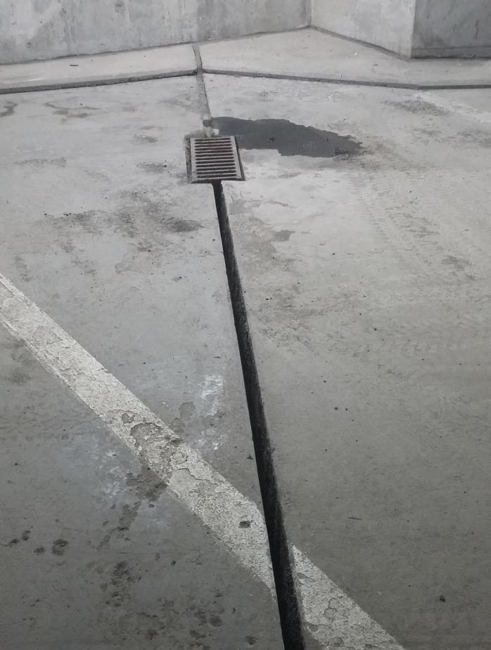 36 5.2.1 Vedenpoiston hallinta Pysäköintilaitoksiin vettä kulkeutuu avoimien ulkoseinärakenteiden kautta viistosateella, talviaikaan autojen mukana tulevan jään ja lumen sulaessa sekä pesuvetenä.