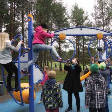 Työpajan kulku Siirtyminen 1. leikkipuistoon Lapset tutustuvat etukäteen kysymyslomakkeisiin. Ensimäisenä tehtävänä on tutustua leikkipuistoon ja kokeilla kaikkia puiston leikkivälineitä.