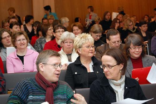 nähtiin taasen tiedon laatu, sen luotettavuus, parviälyn toimivuus, tietosuojan ja palvelujen pysyvyys. Ari Haasio kertoi Web 2.0:n käytöstä opetuksessa. Haasion mukaan Web 2.