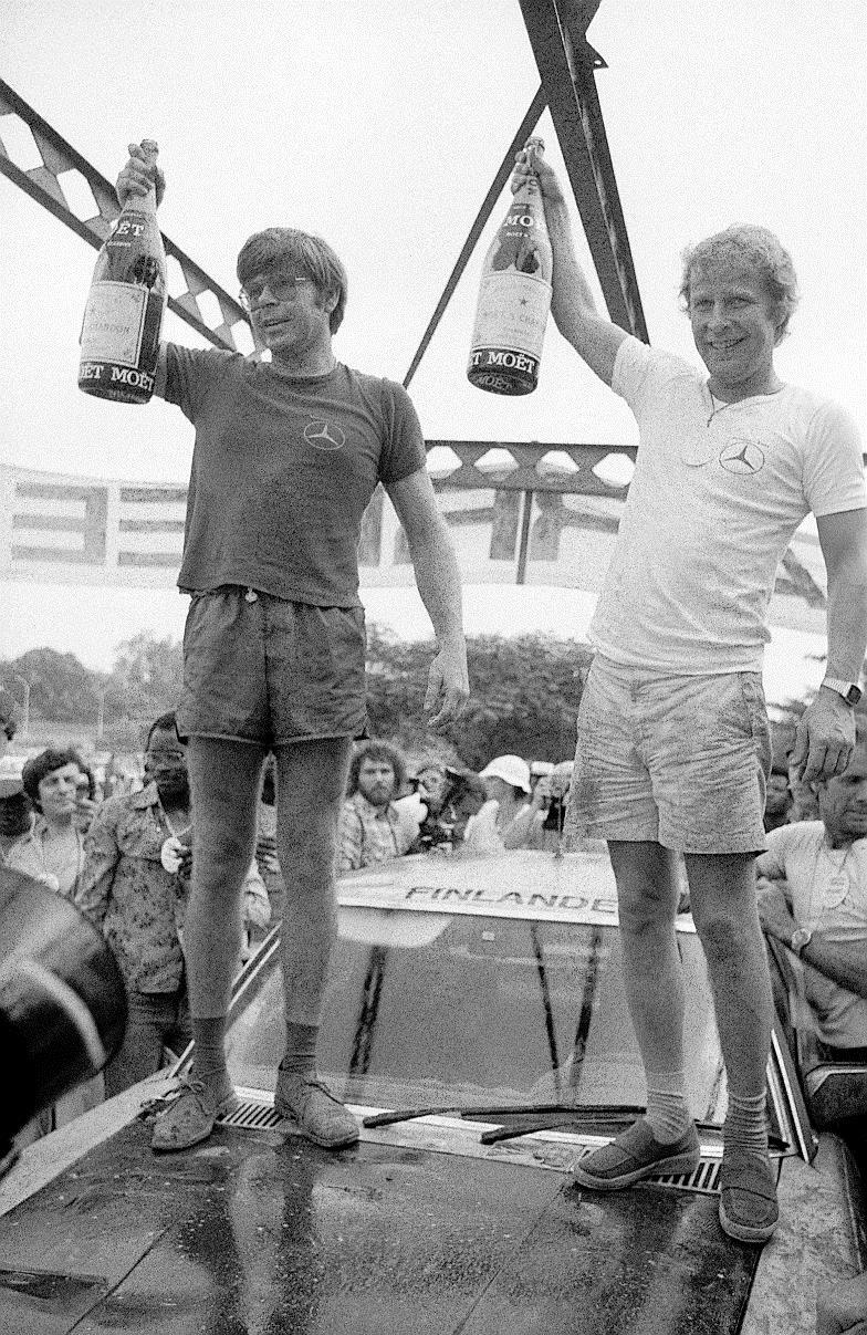 Bandama-rallin 1979 voittajapari Hannu Mikkola Arne Hertz, Mercedes-Benz 450 SLC 5.0. Huomaa katon FINLANDE-teksti.