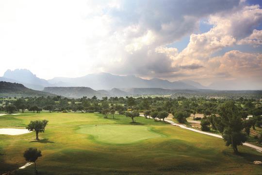 Korineum Golf & Country Club 18 reikää Vuonna 2007 avattu Pohjois-Kyproksen ensimmäinen golfkenttä tarjoaa upea golfkokonaisuuden.