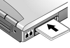 Lisälaitteet PC-korttien liittäminen PC-korttien liittäminen Tietokoneessa on PC-korttipaikat esimerkiksi tietojen tallentamista ja tietokoneen tietoliikenneominaisuuksien laajentamista varten.