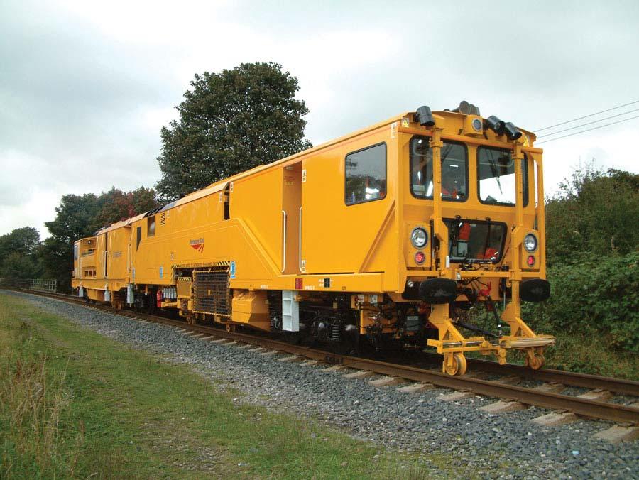 94 Kuva 82. Harsco Railin stoneblowing-kone. (Harsco Rail 2015) Stoneblowing-kone ajaa rataosuuden kaksi kertaa.
