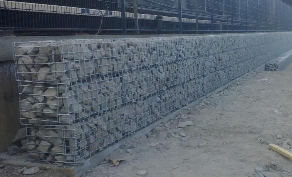 29 Kuva 21. Valmiskivikori muuri. [1] Valmis kivikoritukimuuri joka on tehty Siilitien metroasemalle. Tekijänä on SStec Oy (ks. kuva 21). 3.