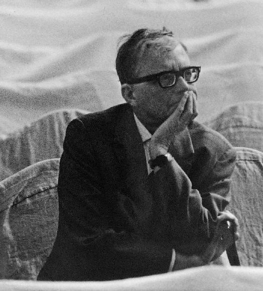 3 sävelsi myös yhteensä 6 konserttoa: 2 sellolle, 2 pianolle ja 2 viululle. Shostakovitsh on myös säveltänyt sonaatin sellolle ja pianolle. Kuvio 1. Dmitri Shostakovich, Novosti (London). 2.2 Kappaleen esittely Ensimmäinen sellokonsertto kantaesitettiin lokakuun 9.
